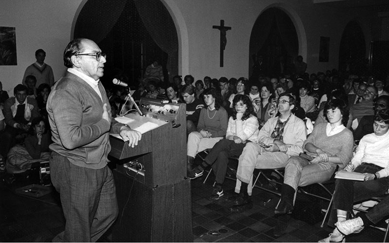 El Padre Gustavo Gutiérrez, fundador de la teología de la liberación, comparte sus conocimientos en el seminario de los Padres y Hermanos Maryknoll en Ossining, Nueva York, el 12 de diciembre de 1984. (Maryknoll Mission Archives- C. Martín/EE.UU.)