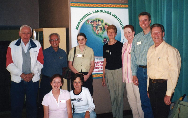 El Padre Judd posa en una foto en agosto del 2003 con un grupo de profesores en el Instituto de Idiomas del entonces Centro Misionero Maryknoll en América Latina en Cochabamba, Bolivia. (J. Francis Delfín, M.M./Bolivia)