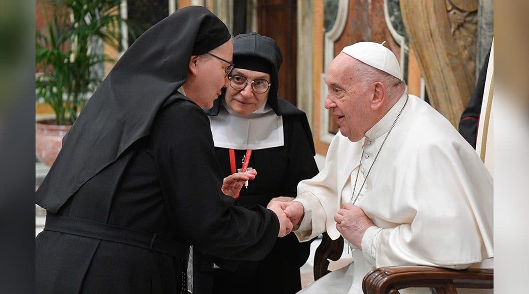 El Papa pide reparación al Sagrado Corazón por abusos contra la dignidad de la persona