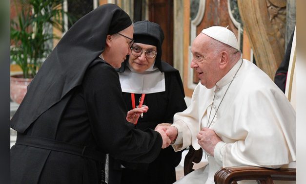 El Papa pide reparación al Sagrado Corazón por abusos contra la dignidad de la persona