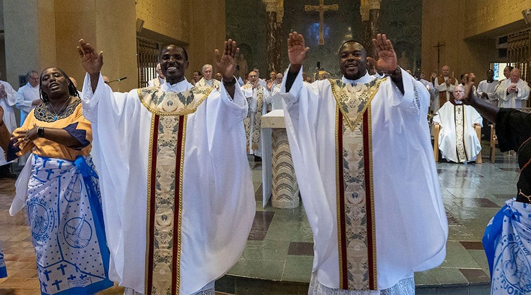 Dos hombres de Kenia son ordenados al sacerdocio como misioneros Maryknoll