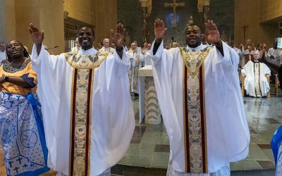 Dos hombres de Kenia son ordenados al sacerdocio como misioneros Maryknoll