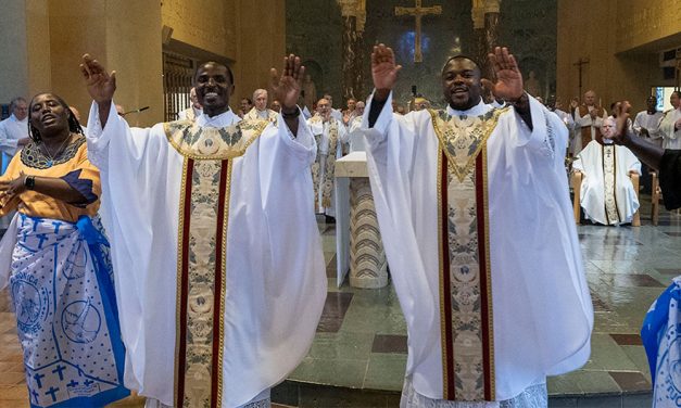 Dos hombres de Kenia son ordenados al sacerdocio como misioneros Maryknoll