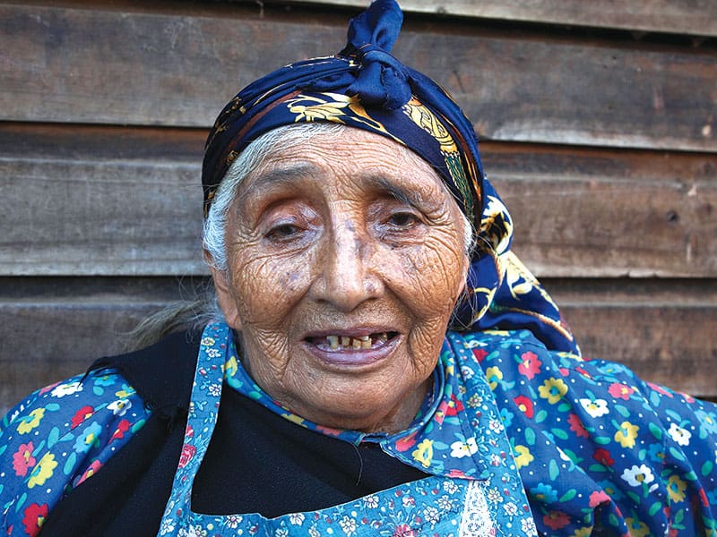 Una anciana posando para la foto en Chile. (Sean Sprague/Chile)