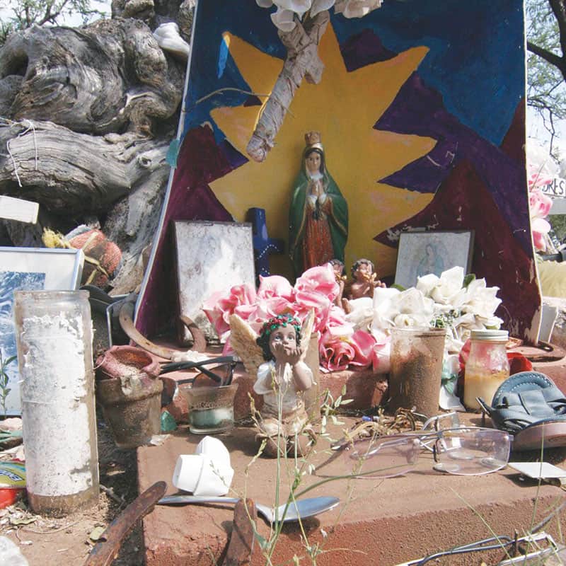 Los voluntarios de No Más Muertes crearon este santuario a Nuestra Señora de Guadalupe con artículos que los migrantes dejaron en el desierto de Sonora en Arizona a principios de septiembre. No Más Muertes es un grupo humanitario que patrulla el desierto en busca de inmigrantes ilegales abandonados por contrabandistas. (CNS/J.D. Long-Garcia, Catholic Sun/9 de octubre de 2007)