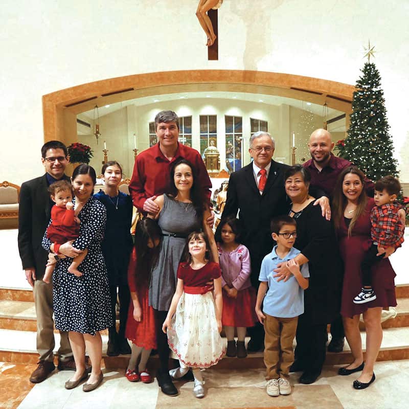 Arturo y Esperanza Monterrubio con sus hijos, parientes políticos y nietos en la Misa de Navidad en la parroquia Saint Paul the Apostle en Texas. (Arturo y Esperanza Monterrubio/Texas)