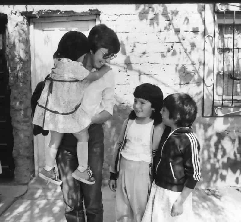 34-39-Chile-Under-Pinochet-2 La Hermana Maryknoll Linda Donovan, quien sirvió en los barrios marginales de Santiago, con con niños en 1992 y con adolescentes en 1987. Ella lideró programas para la juventud. (Shirley King/Chile)