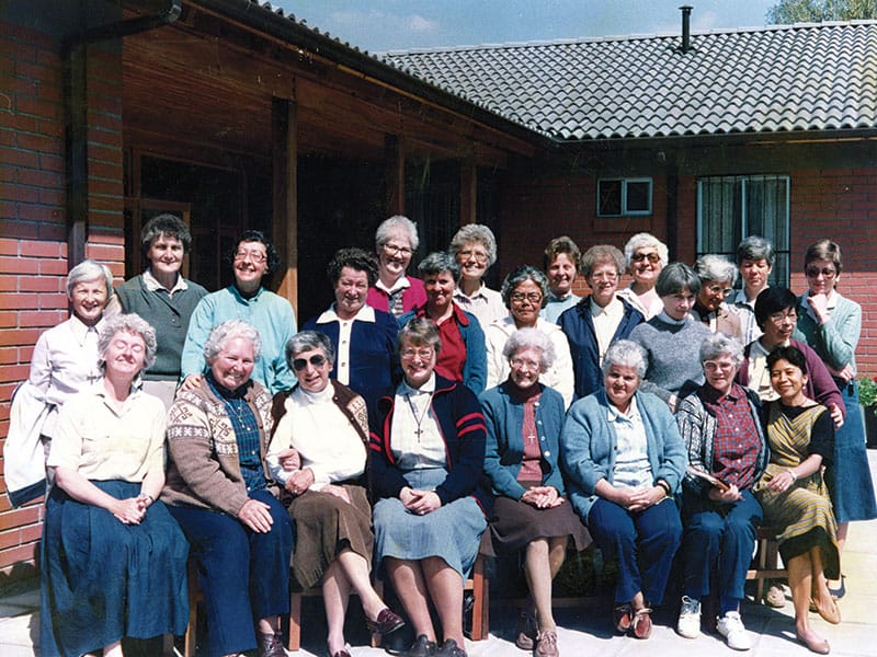 34-39-Chile-Under-Pinochet-4 El grupo regional de Chile de las Hermanas Maryknoll aquí reunidas en octubre de 1988. La Hermana Maryknoll Linda Donovan se encuentra en la parte de atrás a la derecha. (Archivos de la Misión Maryknoll/Chile)