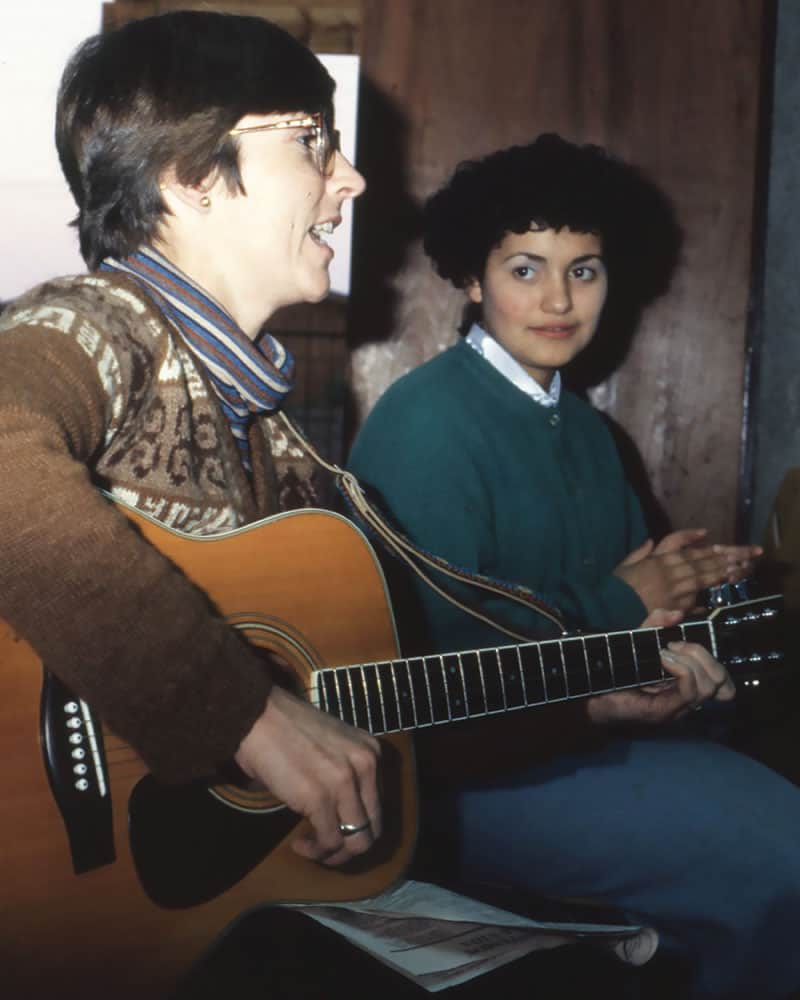 34-39-Chile-Under-Pinochet-5 La Hermana Linda Donovan imparte clases de guitarra a jóvenes vulnerables en el barrio de La Bandera en Santiago, Chile. Ella aprendió a tocar y a cantar de oido por cuenta propia. (Shirley King/Chile)