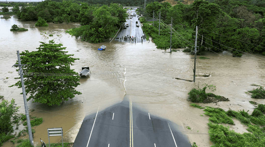 Oraciones y reparaciones tras el paso del huracán Ernesto por Puerto Rico y las Islas Vírgenes de EE.UU.