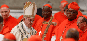 Imagen destacada: El Papa Francisco se despide después de un consistorio para nombrar a 14 nuevos cardenales en la Basílica de San Pedro en el Vaticano el 28 de junio del 2018 en esta foto de archivo. (CNS/Paul Haring)