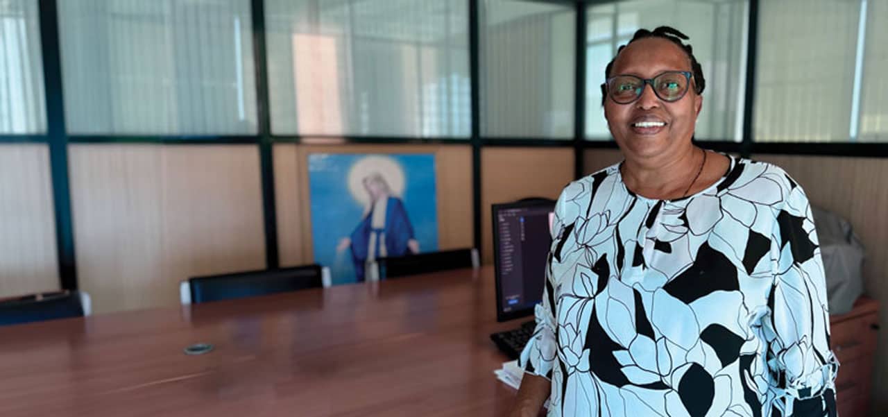 Alice Njoroge, directora general del Programa de Alivio del SIDA del Decanato del Este (EDARP por sus siglas en inglés) en su oficina en Nairobi. (Adam Mitchell/Kenia)