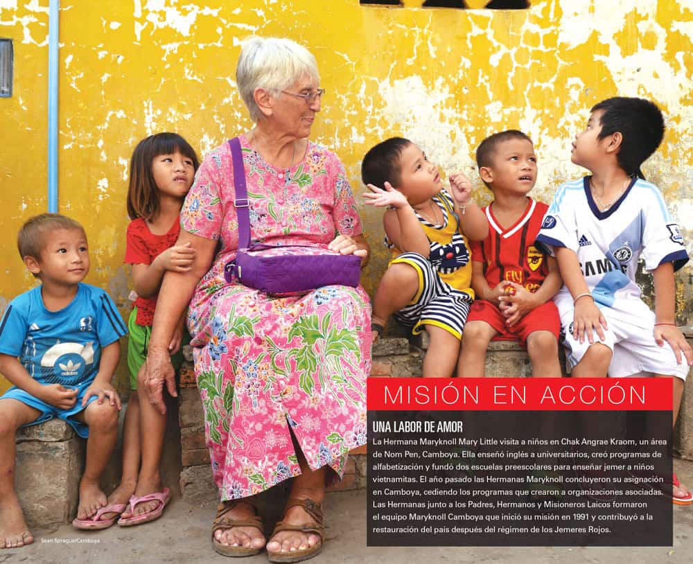 Centerspread Invierno 2025 - Hermana Mary Little en Camboya con niños. 