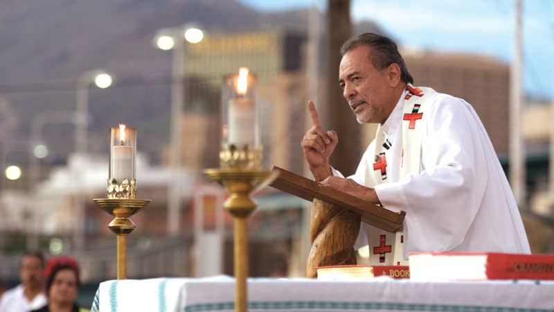 El Monseñor Arturo Bañuelas celebra una Misa para rezar por el fin de la violencia fronteriza en la entrada del puente Santa Fe que conecta la ciudad de El Paso, Texas, con Ciudad Juárez en México. (CNS/Christ Chavez/EE. UU.)