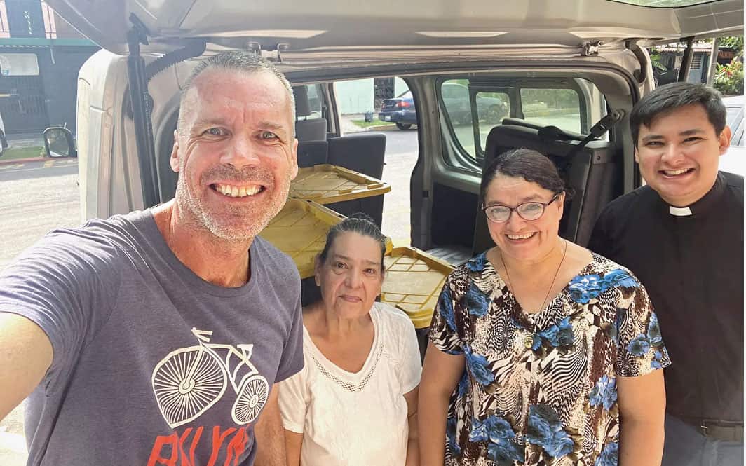 De izq. a dcha.: El Misionero Laico Maryknoll Bob Cunningham, Marta Elena Arévalo Barraza, Rubia del Carmen Benítez Brioso y el Padre mercedario Jonathan Vásquez son voluntarios en una cárcel juvenil en El Salvador. (Cortesía de Robert Cunningham/El Salvador)