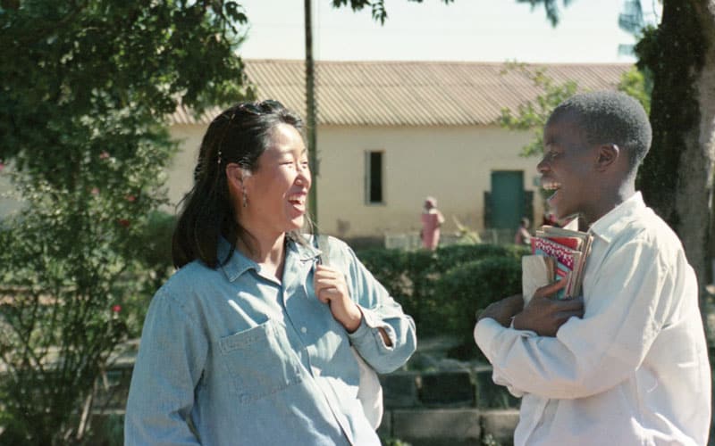 La Hermana Pak pasó sus primeros años en Harare, capital de Zimbabue, hablando con niños de la calle y aprendiendo sobre la necesidad de escolarización para esta población vulnerable. (Archivos de la Misión Maryknoll/Zimbabue)