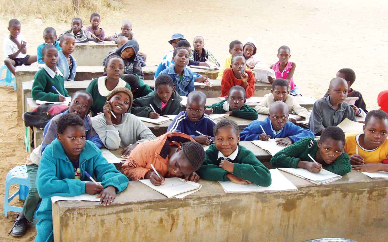 Las clases del primer Centro Juvenil Norton se impartían en un patio de escuela y al aire libre. La Hermana Pak buscó por mucho tiempo un lugar fijo en donde poder servir a los estudiantes. (Archivos de la Misión Maryknoll/Zimbabue)