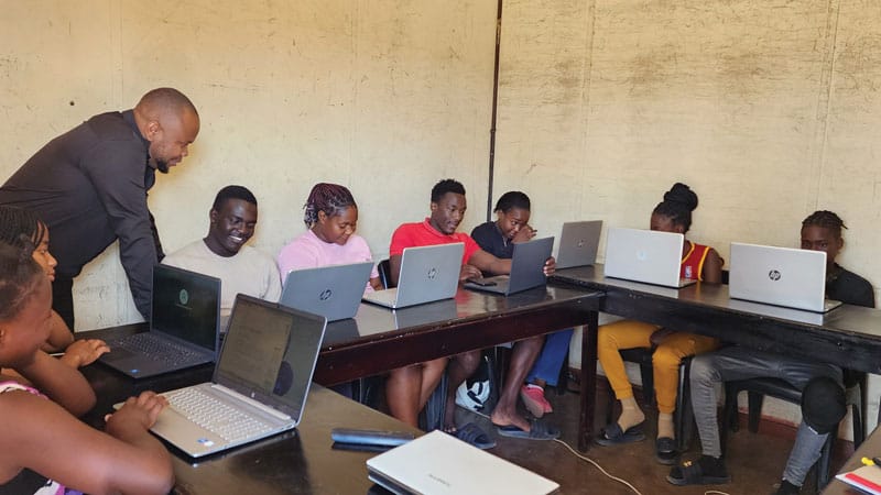 El Centro Norton, ahora en una instalación con cinco aulas, ofrece clases de informática, capa-citación con la elaboración de bisutería y talleres de superación personal y manejo del estrés. (Cortesía de Chiyoung Pak, M.M./Zimbabue)