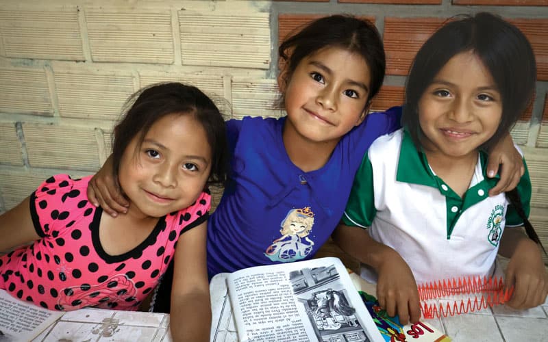 En Apoyo Escolar los niños se nutren intelectual, física y emocionalmente. Además se alimentan, divierten y hacen amigos. (Adam Mitchell/Bolivia)