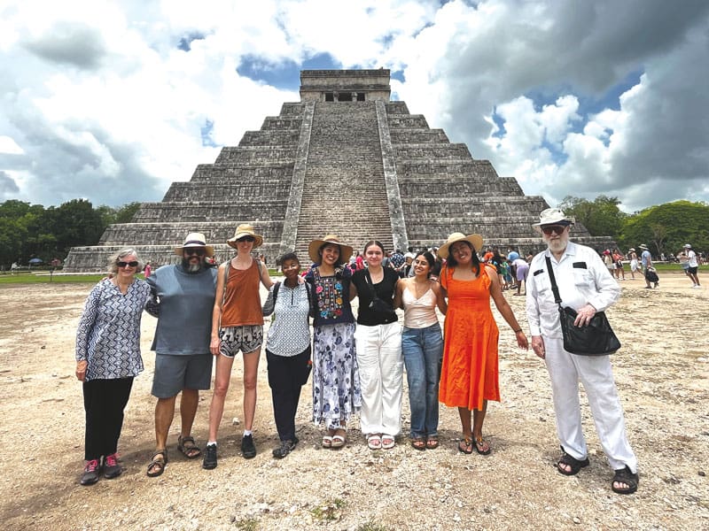 W25-trip-merida-1 De izq. a dcha.: Participantes y estudiantes de la comunidad católica de Stanford, Valerie, Ray, Cristina, Sister Regena, Giselle, Esperanza, Minerva, Fernanda y el Padre Martin en Chichén Itzá. (Cortesía de Ray Almanza/México)