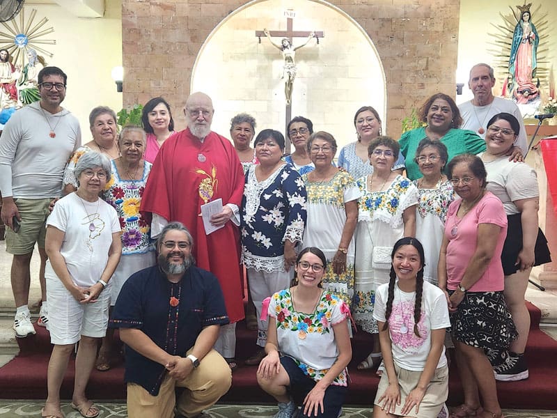 W25-trip-merida-2 El Padre Maryknoll John Martin, los participantes del viaje de inmersión Maryknoll y los afiliados Maryknoll se reúnen para la Misa en la parroquia San José Obrero en Mérida, México. (Cortesía de Marisol Pérez/México)
