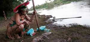 Imagen destacada: Una mujer de la tribu Pataxo Ha-ha-hae observa peces muertos cerca del río Paraopeba después de que una presa de relaves propiedad de la minera brasileña Vale SA colapsara cerca de Sao Joaquim de Bicas, Brasil, el 28 de enero de 2019. (CNS photo/Adriano Machado, Reuters)