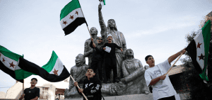 Imagen destacada: Gente celebra junto a una escultura del Sultán Pasha al-Atrash, un guerrero druso que lideró una rebelión en contra del régimen francés en 1925, después de que los rebeldes sirios anunciaran que habían derrocado al presidente Bashar Assad en Maijdal Shams, una aldea drusa en la región de los Altos de Golán, controlada por Israel el 9 de diciembre del 2024. (OSV News/Shir Torem, Reuters)