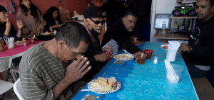 deportaciones, Trump: Juan Pablo Vázquez, un migrante mexicano de 55 años, trabajaba como soldador en Los Ángeles y fue deportado a México. Él reza mientras celebra el tradicional Día de Acción de Gracias con una comida ofrecida por una migrante deportada Esther Morales en su restaurante, en Tijuana, México, el 28 de noviembre del 2024. (OSV News/Aimee Melo, Reuters)