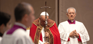 Imagen destacada: El Papa Francisco reza durante una Misa conmemorativa por los cardinales y obispos que murieron en esta foto de archivo del 4 de noviembre del 2024. Según Fides, la agencia de noticias de las Obras Misionales Pontificias, ocho sacerdotes y cinco laicos fueron asesinados alrededor del mundo en el 2024. (CNS photo/Lola Gomez).