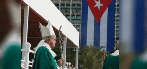 Imagen destacada: El Papa Francisco llega a la Plaza Revolución en la Habana para dar Misa mientras una enorme bandera cubana cuelga de un edificio el 20 de septiembre del 2015. (CNS photo/Paul Haring)
