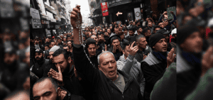 Imagen destacada: Personas en Damasco, Siria, asisten a una protesta en contra de la quema de un árbol de Navidad en la gobernación de Hama el 24 de diciembre del 2024. (OSV News photo/Amr Abdallah Dalsh, Reuters)