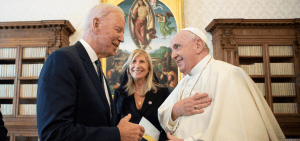 Imagen destacada: El presidente de Estados Unidos Joe Biden habla con el Papa Francisco durante una reunión en el Vaticano el 29 de octubre del 2021. Biden habló con el papa desde la Casa Blanca en Washington el 11 de enero del 2025 y lo galardonó con la Medalla Presidencial de la Libertad con distinción. (CNS photo/Vatican Media)
