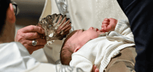 El Papa Francisco bautiza a un bebé durante la Misa en la Capilla Sixtina del Vaticano el 12 de enero de 2025, festividad del Bautismo del Señor. (CNS/Vatican Media)