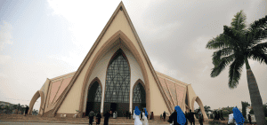 Unas religiosas aparecen en una foto de archivo entrando en una iglesia en Abuja, Nigeria. En Nigeria se han multiplicado los llamados para la liberación de dos hermanas, ambas miembros de la Congregación del Inmaculado Corazón de María Madre de Cristo, que fueron secuestradas el 7 de enero del 2025 en la carretera Ufuma cuando regresaban de una reunión de su asociación vocacional. (OSV News/Afolabi Sotunde, Reuters)