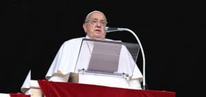 Imagen destacada: El Papa Francisco se dirige a los visitantes reunidos en la Plaza de San Pedro en el Vaticano para el rezo del Ángelus el 26 de enero del 2025. (CNS photo/Vatican Media)