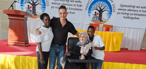 espíritu y Jesús: Kyle Johnson asiste a la Conferencia Pamoja sobre concientización, defensa, educación e inclusión en Mwanza, Tanzania. (Cortesía de Kyle Johnson/Tanzania)