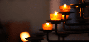 Imagen destacada: Velas votivas encendidas en una parroquia. (Sebbi Strauch/Unsplash)
