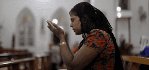 Imagen destacada: Una mujer reza en la iglesia St. Anthony en Yangón, Myanmar, en esta foto de archivo. Según un reporte del 2023 de Ayuda a la Iglesia Necesitada, la persecución de cristianos va en alza globalmente, incluso en Myanmar, pero este tipo de represión es ignorado en gran parte por los medios, un experto le comunicó a OSV News. (OSV News photo/Jorge Silva, Reuters)