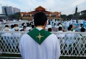 Un sacerdote reza durante una Misa al aire libre en Yangon, Myanmar. El Padre Donald Martin Ye Naing Win, sacerdote diocesano de la Arquidiócesis de Mandalay en Myanmarfue asesinado el 14 de febrero. (OSV News/Jorge Silva, Reuters)