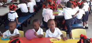 Imagen destacada: Niños en una escuela gerenciada por los Apóstoles del Sagrado Corazón de Jesús en Puerto Príncipe, Haití, en una foto. A medida que la violencia desbordada en Haití impacta directamente a más niños y adolescentes, los misioneros católicos luchan para ofrecer a estos niños un refugio para recobrar la esperanza y soñar con un mejor futuro. (OSV News/Cortesía de los Apóstoles del Sagrado Corazón de Jesús)