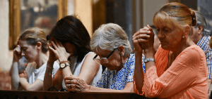 Imagen destacada: Feligreses asisten a una Misa para rezar por la salud del Papa Francisco en la Catedral Metropolitana de Buenos Aires, Argentina, el 23 de febrero del 2025. Después de una noche tranquila, el Papa Francisco despertó y continuó su tratamiento el 24 de febrero, el décimo día de su hospitalización por una neumonía doble que ha provocado una insuficiencia renal, dijo el Vaticano. Hoy el Vaticano rezará un rosario por la salud del Papa. (OSV News photo/Pedro Lazaro Fernandez, Reuters)