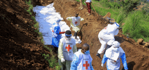 Imagen destacada: Miembros congoleños de la Cruz Roja entierran cuerpos en una fosa común en el cementerio Musigoko en Bukavu, Congo, el 20 de febrero del 2025. Las bolsas contienen los restos de víctimas asesinadas en combates recientes entre los rebeldes del M23 y las fuerzas armadas de la República Democrática del Congo (FARDC). El grupo islamista de las Fuerzas Democráticas Aliadas (ADF) asesinó a 70 personas que fueron halladas en una iglesia, según un reporte de Ayuda a la Iglesia Necesitada. (OSV News photo/Victoire Mukenge, Reuters)