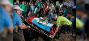 En el funeral de Juan López estuvieron presentes centenares de personas. Tocoa, 16 de septiembre de 2024. (Cortesía de Contracorriente.red/Honduras)