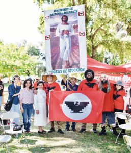 José López (al centro, con polo azul) se unió a una marcha organizada por la Unión de Agricultores César Chávez. Participantes caminaron cinco días desde Delano a Sacramento, California. (Raul Guille/EE.UU.)