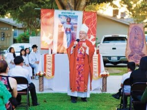 Izq.: Erika Juárez e hija Angélica Magaña, miembros de la pastoral migrante de un centro de familias migrantes, lideraron una procesión en un taller para equipos pastorales migrantes. (José López/EE.UU.)