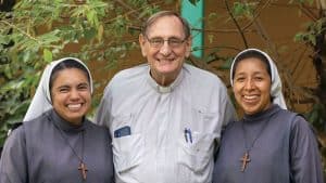 De izq. a dcha.: Las Hermanas Franciscanas Misioneras de Jesús Estrella Sibrián y María Pedrina Popol Chapén sirven con el Padre Senger en las 20 comunidades remotas de la parroquia. (Octavio Durán, OFM/Guatemala)