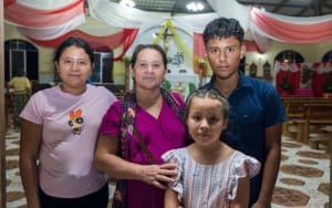 Dcha.: Uno de los 18 coordinadores de capillas de la parroquia, Francisco Mejía García, dirige