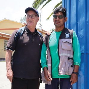 El portero Iván Gutiérrez Choque, quien ha superado discapacidades, creció en uno de los hogares de Amanecer donde el Hermano Maryknoll Alexander Walsh, ya jubilado, cuidó de él. (Adam Mitchell/Bolivia)