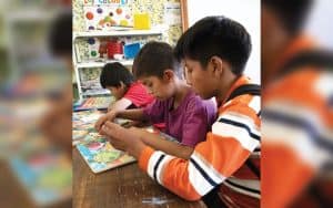 Después del almuerzo los niños hacen tareas y se distraen con juegos de mesa educativos. El Hermano Bruener ha donado la gran mayoría de estos juegos para estimular a los niños. (Adam Mitchell/Bolivia)