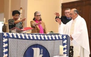 De izq. a dcha.: Representantes de las hermanas, misioneros laicos, afiliados y de la Sociedad Maryknoll bendicen las cruces misioneras. (Andrea Moreno-Díaz/EE.UU.)